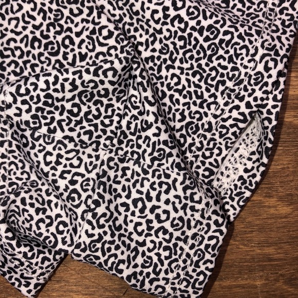 Small cozy leopard print silky night lounge shorts - Picture 4 of 6